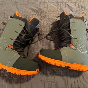 Men’s size 8 Burton snowboard boots